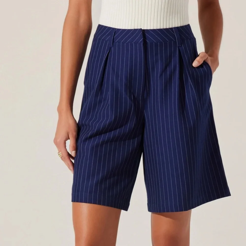 ASTR Tailored Pinstripe Bermuda Capri Woven Shorts in Navy Stripe Size Large